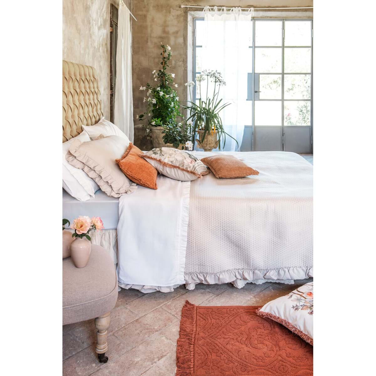 Cuscino rettangolare Orangerie Collection in tonalità caffè con frange decorative, elegante e versatile per ogni ambiente.