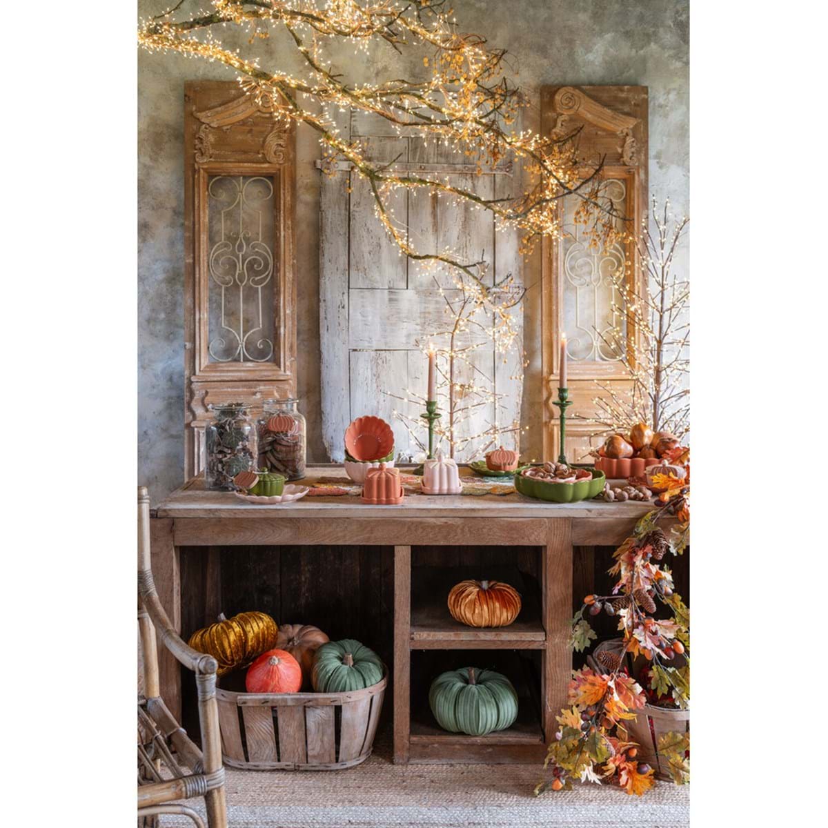 Coppetta assortita Galassia con tre colori, design elegante e bordo ondulato per la tavola.
