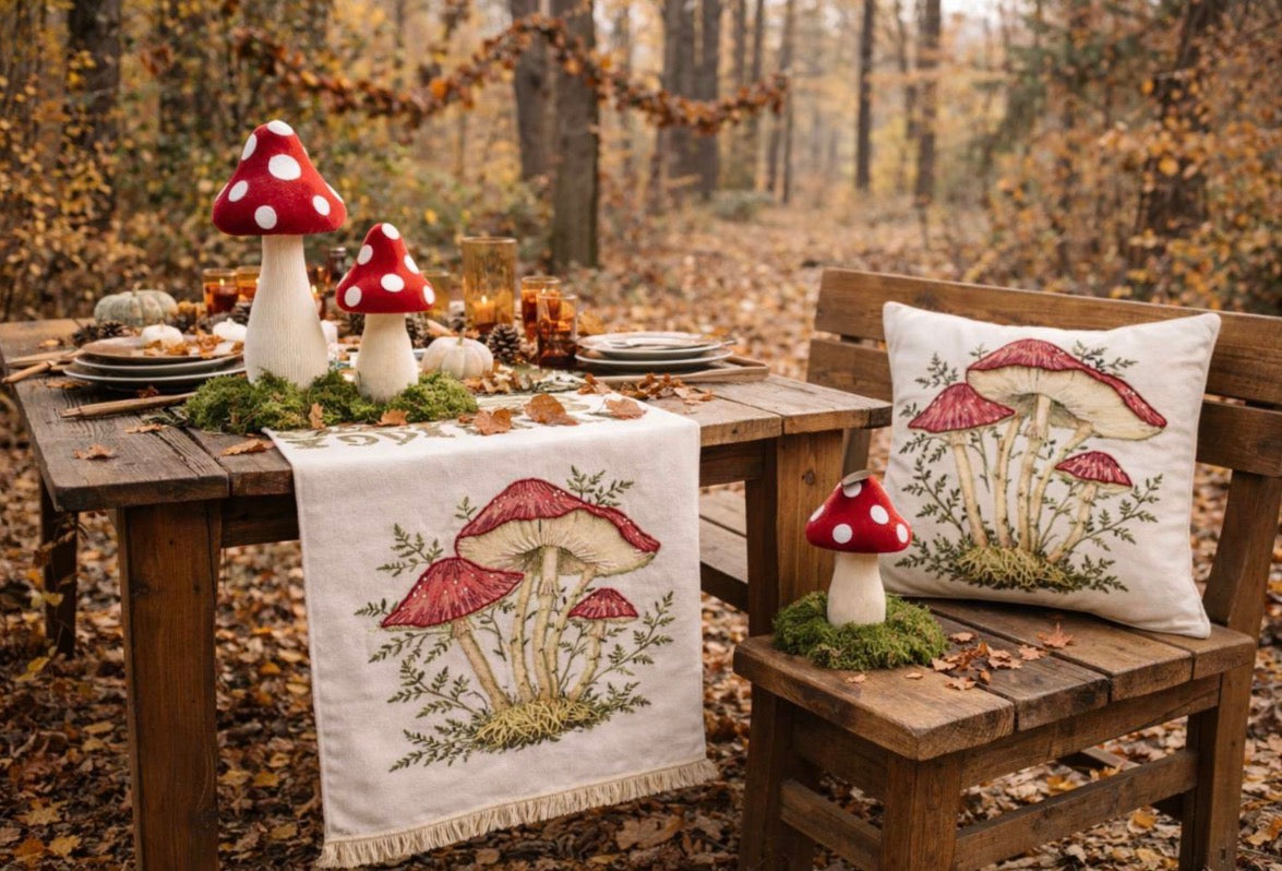 Scopri il cuscino quadrato Red Story: stile, comfort e un tocco di magia autunnale per abbellire la tua casa.
