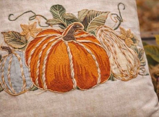 Aggiungi calore alla tua casa con il Cuscino quadrato Marigold in cotone di alta qualità, perfetto per creare un'atmosfera accogliente.