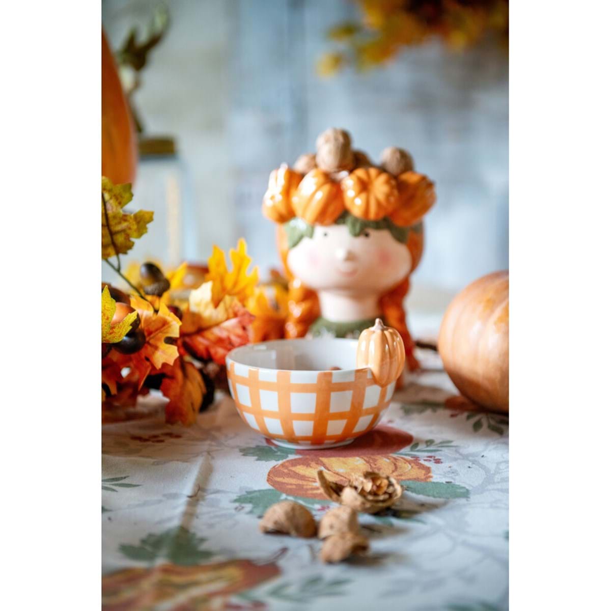 Il vaso decorativo Gourmandise d'automne è un complemento d’arredo originale e ricco di dolcezza, pensato per portare in casa tutta la magia dei colori autunnali.