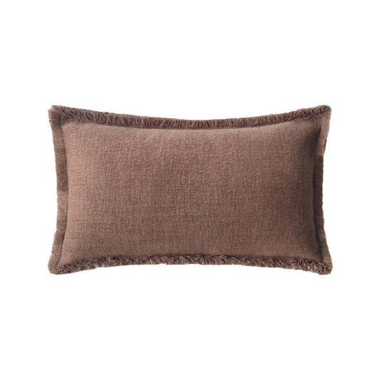 Cuscino rettangolare Orangerie Collection in tonalità caffè con frange decorative, elegante e versatile per ogni ambiente.