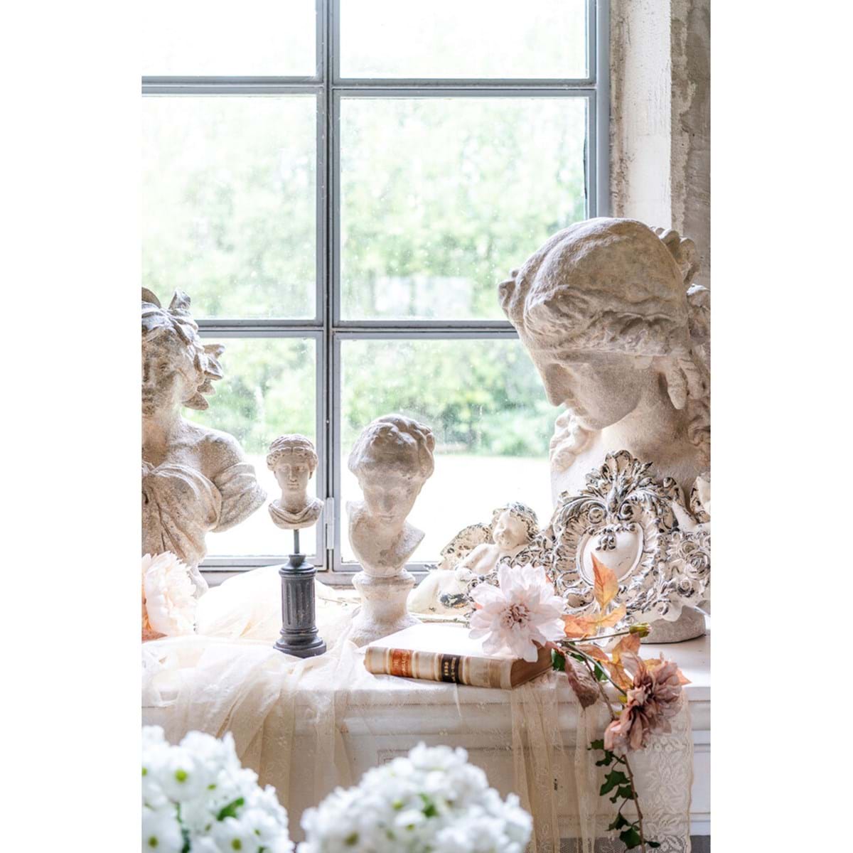 Busto con pedistallo Respiro, un elemento decorativo per una casa elegante.