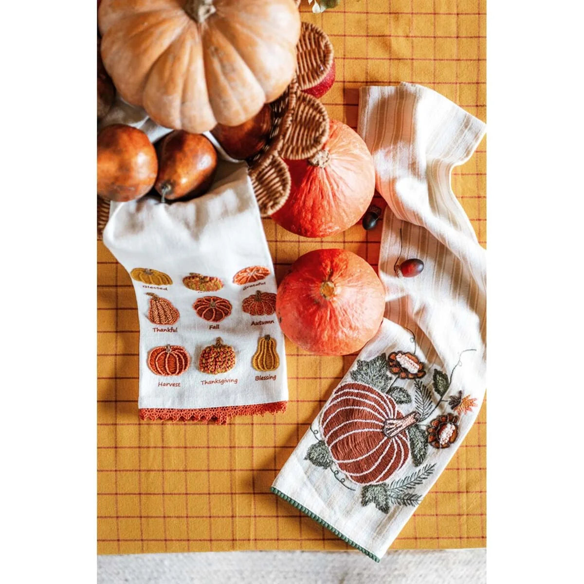 Canovaccio con applicazioni assortito Autunno, accessori da cucina in cotone con decorazioni autunnali e zucche.