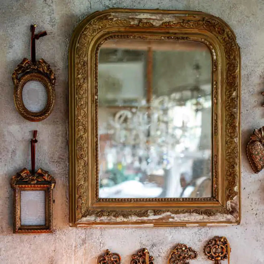 portafoto ovale effetto anticato Vivienne è un complemento d’arredo dal fascino romantico e ricercato, pensato per custodire i ricordi più preziosi