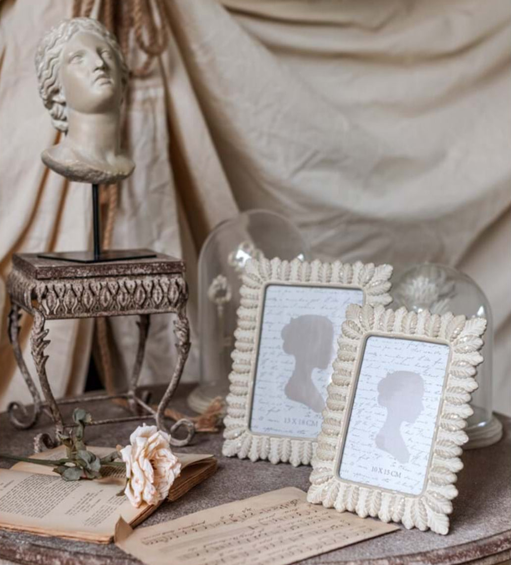 Portafoto rettangolare Vivienne è un complemento d’arredo elegante e romantico, ideale per valorizzare fotografie, ricordi di famiglia e immagini speciali 