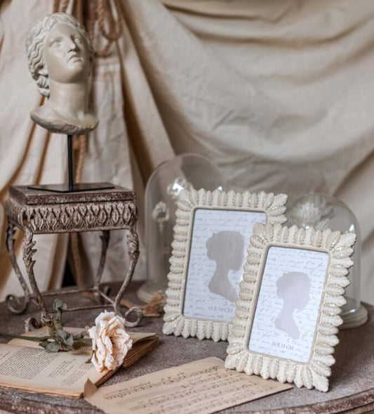 Portafoto rettangolare Vivienne è un complemento d’arredo elegante e romantico, ideale per valorizzare fotografie, ricordi di famiglia e immagini speciali 