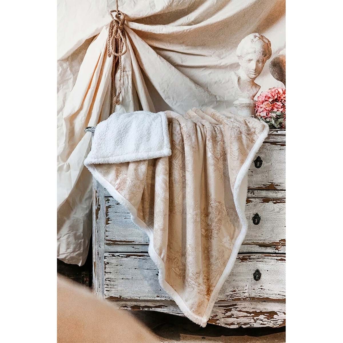 Plaid in sherpa "Toile du Borgo" completo di una borsa tote beige, caratterizzato da un design elegante e romantica stampa