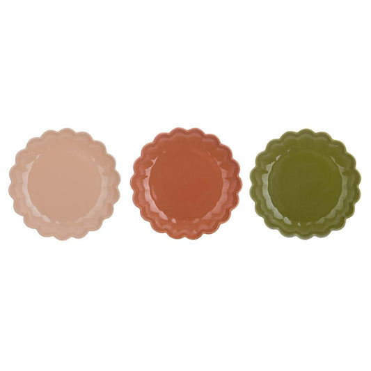 Piatto assortito tondo Gelasia in ceramica, design con bordo ondulato, disponibile in tre colori eleganti.