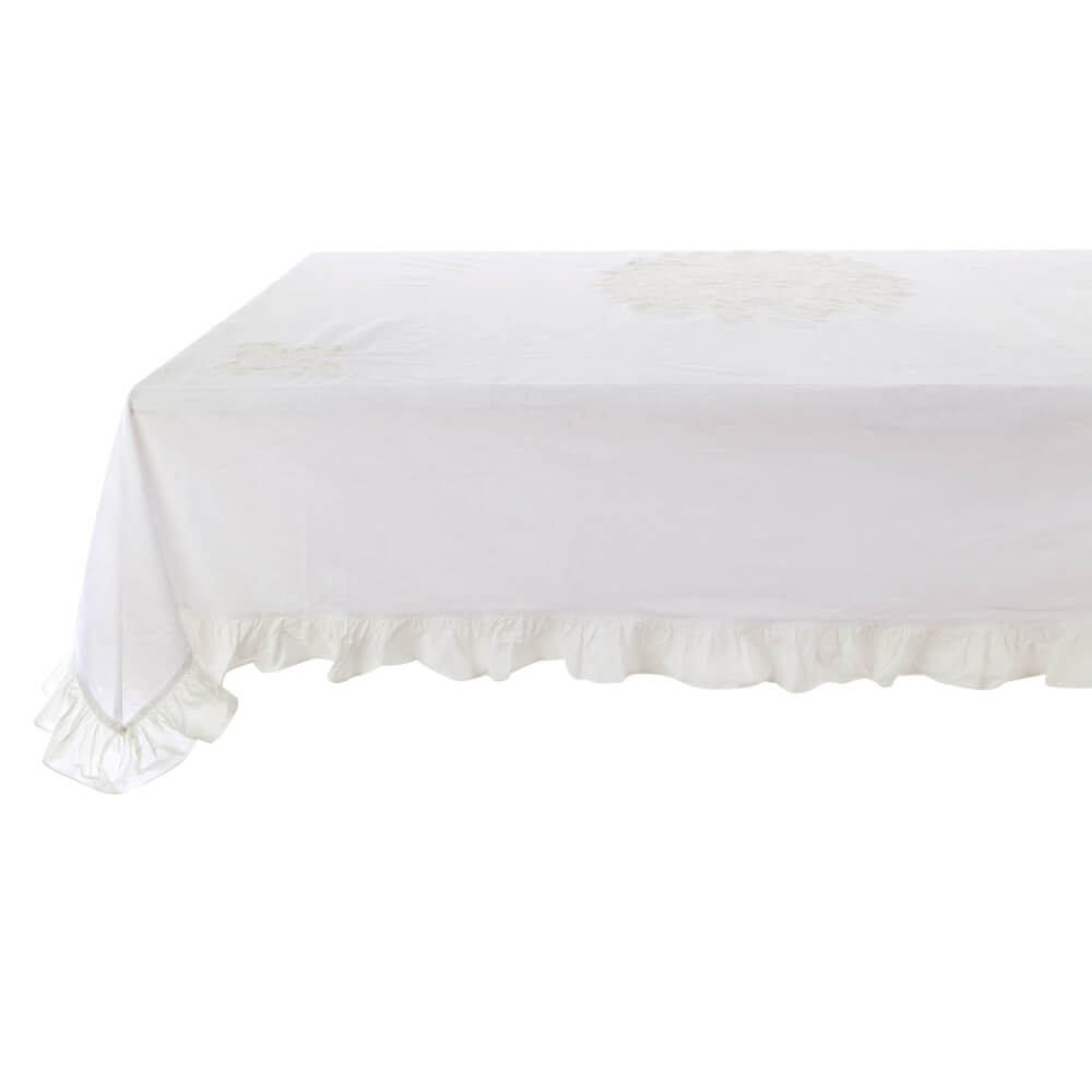 Tovaglia ricamata con gala Soffio Collection su un tavolo elegante con decorazioni raffinate.