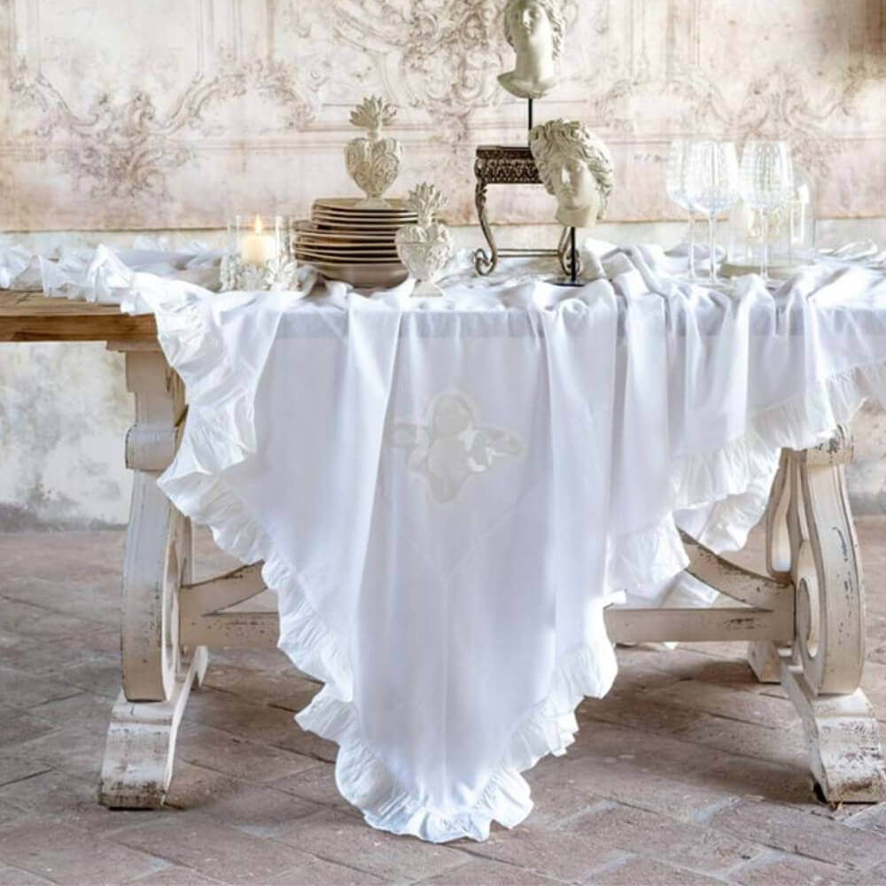 Tovaglia ricamata con gala Soffio Collection su un tavolo elegante con decorazioni raffinate.