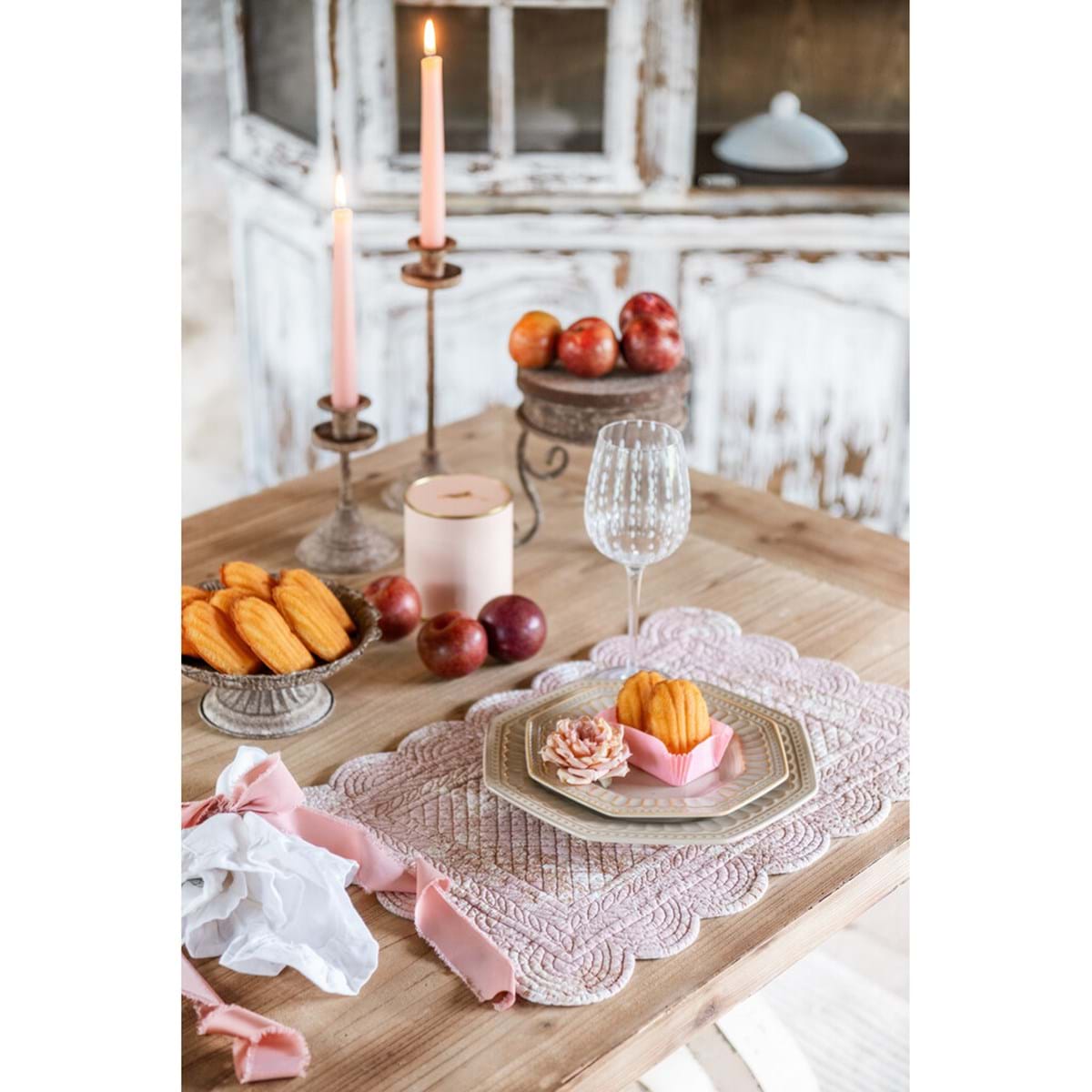 Tovaglietta americana Toile du borgo con design elegante e double face in cotone, ideale per una mise en place raffinata.