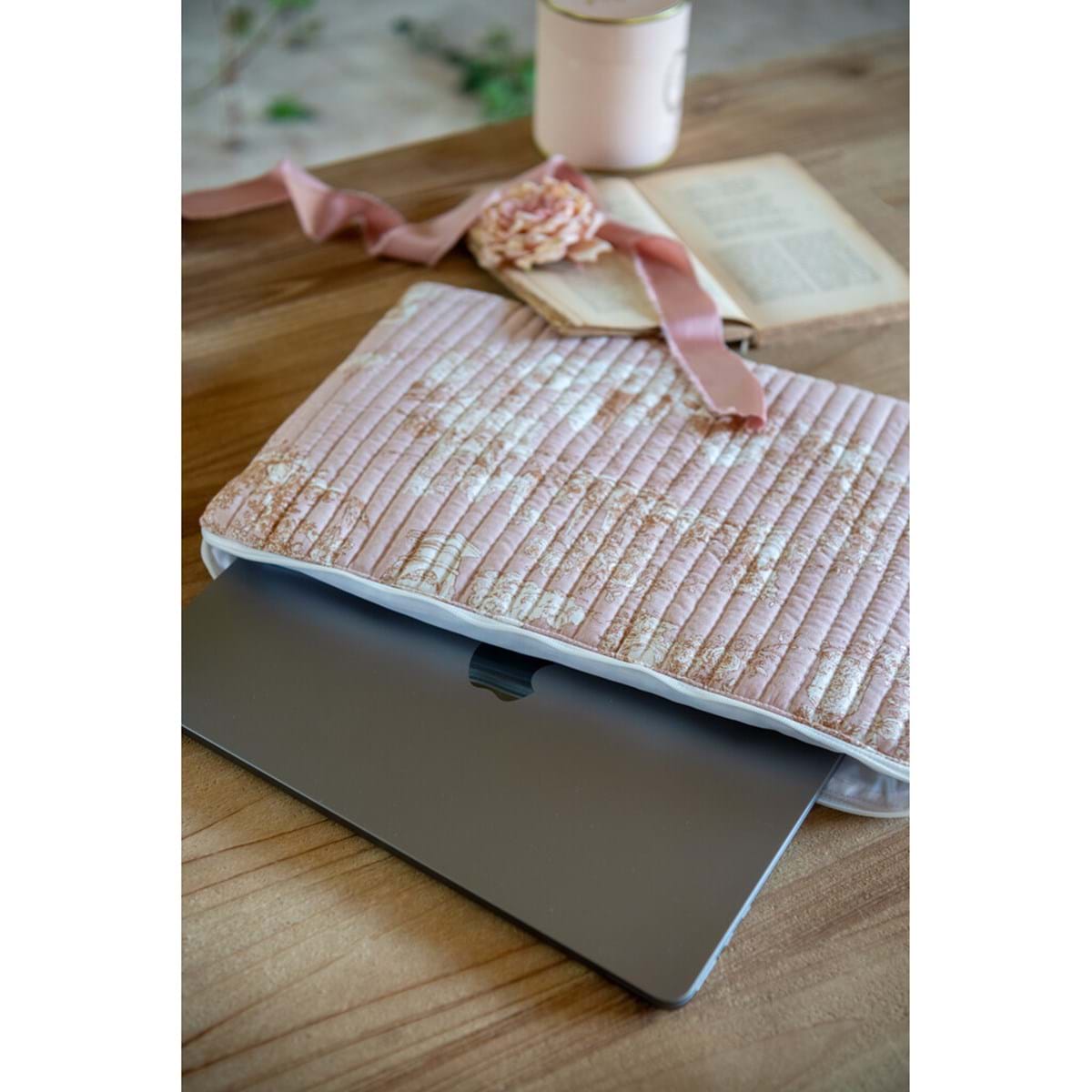 Porta computer Toile du Borgo in elegante cotone rosa con design romantico per proteggere laptop