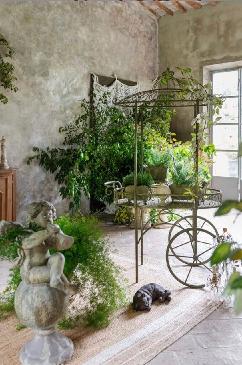 Carretto porta piante Giardino Segreto in metallo verde anticato con design elegante e romantico.