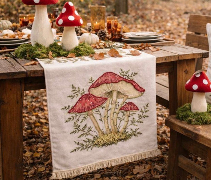 Scopri il runner Red Story, un elegante tocco di natura per la tua casa, realizzato in cotone di alta qualità. Porta l'autunno in tavola!