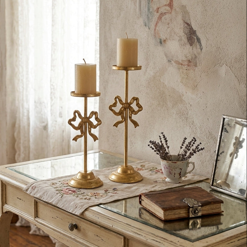 Portacandele con fiocco Nodo d'amore in metallo dorato con design elegante e romantico.