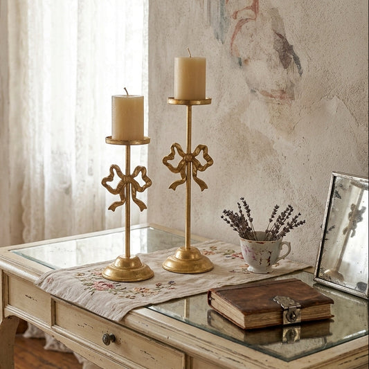 Portacandele con fiocco Nodo d'amore in metallo dorato con design elegante e romantico.