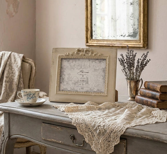portafoto orizzontale Vivienne è un complemento d’arredo dal gusto romantico e senza tempo, ideale per incorniciare con eleganza fotografie speciali
