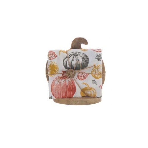 Canovacci con decoro in legno zucche, set elegante con decorazioni autunnali e foglie.